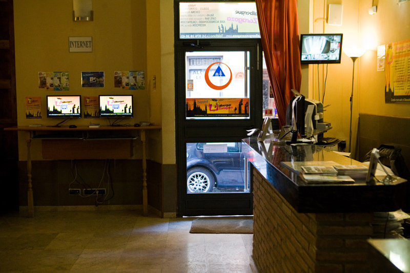 波萨达德尔酒店 萨拉戈萨 外观 照片 A vending machine in a coffee shop