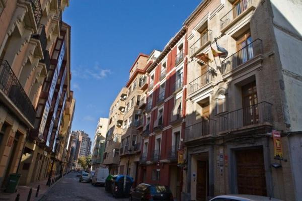 波萨达德尔酒店 萨拉戈萨 外观 照片 A street in the quarter of El Born